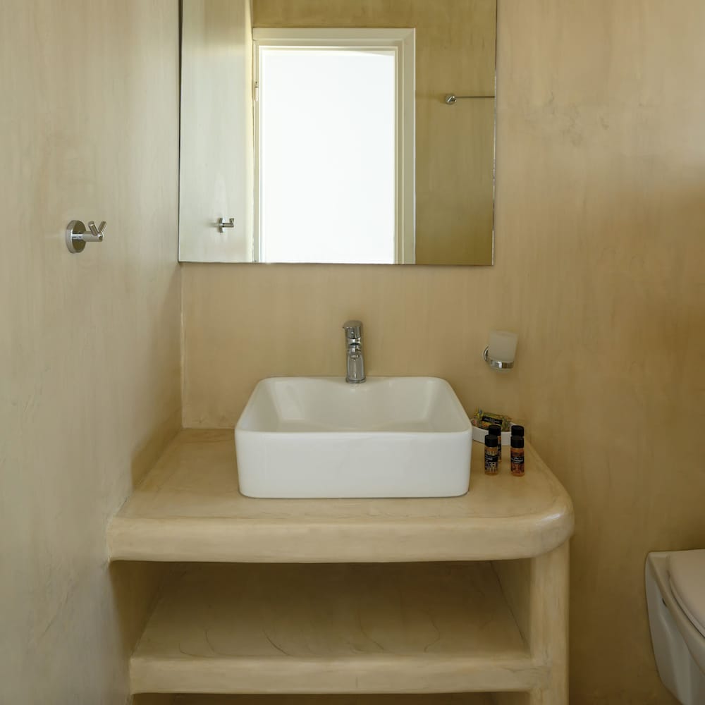 Selini Hotel — Hotel rooms in Kamari, South Aegean