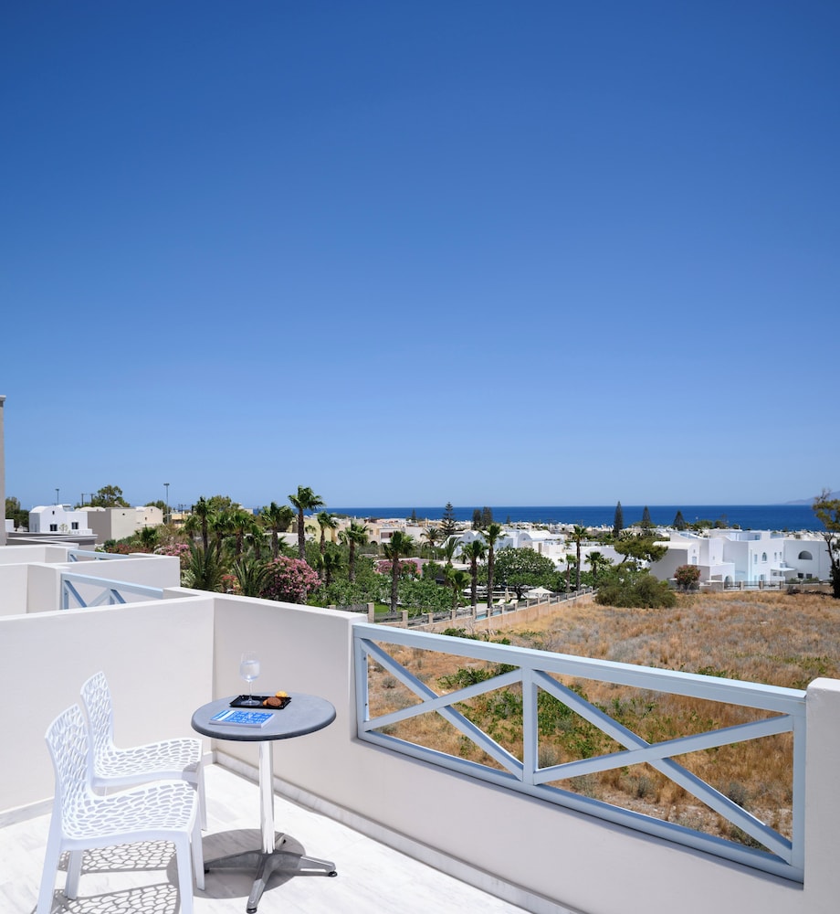 Selini Hotel — Hotel building in Kamari, South Aegean