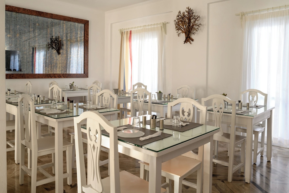 Selini Hotel — Restaurant & bars in Kamari, South Aegean
