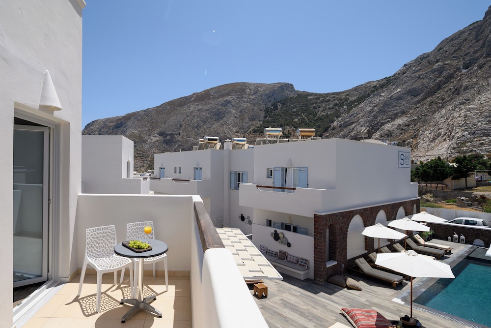 Selini Hotel — Hotel building in Kamari, South Aegean