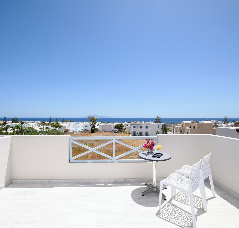 Selini Hotel — Hotel rooms in Kamari, South Aegean
