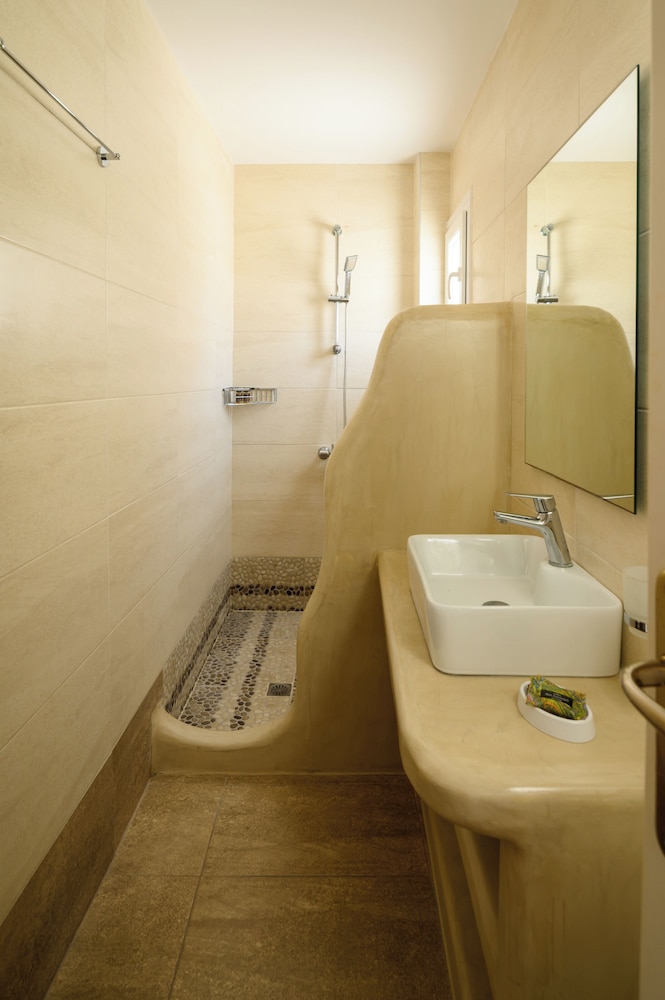 Selini Hotel — Hotel rooms in Kamari, South Aegean