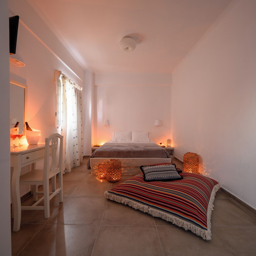 Selini Hotel — Hotel rooms in Kamari, South Aegean