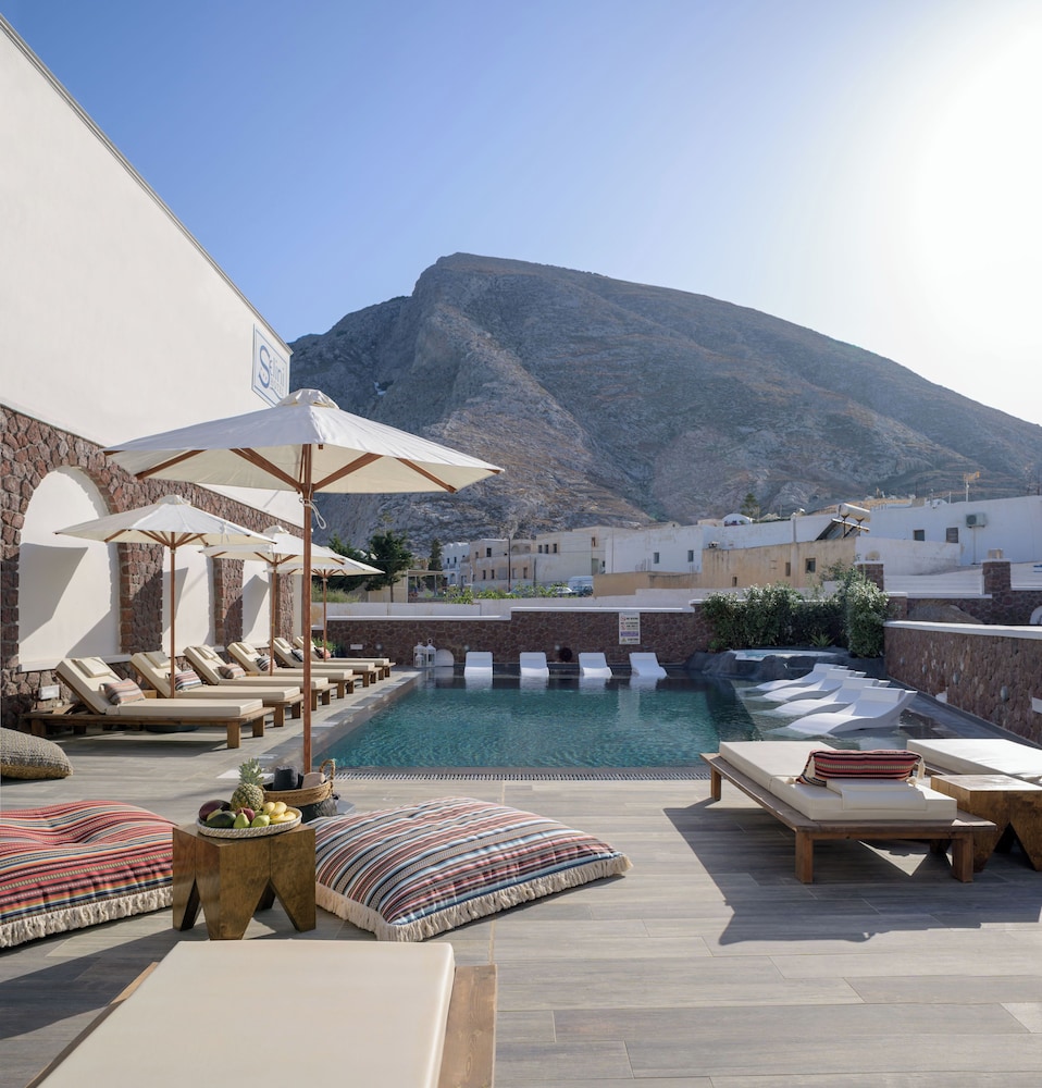 Selini Hotel — Swimming pool in Kamari, South Aegean