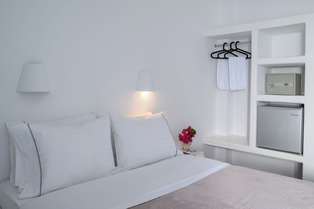 Selini Hotel — Hotel rooms in Kamari, South Aegean