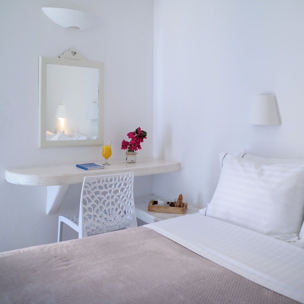 Selini Hotel — Hotel rooms in Kamari, South Aegean