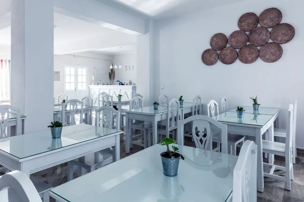 Selini Hotel — Restaurant & bars in Kamari, South Aegean