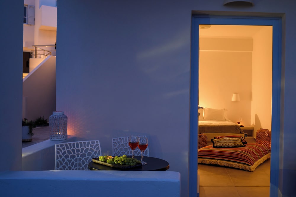 Selini Hotel — Hotel rooms in Kamari, South Aegean