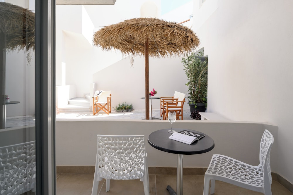 Selini Hotel — Hotel building in Kamari, South Aegean