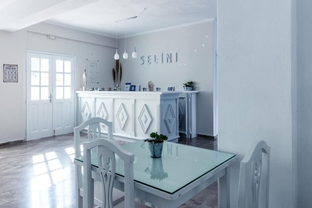 Selini Hotel — Hotel building in Kamari, South Aegean