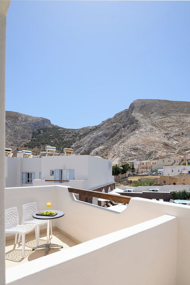 Selini Hotel — Hotel building in Kamari, South Aegean