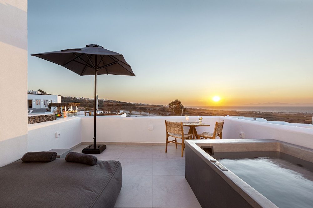 Secret View Hotel — Hotel rooms in Oia, South Aegean