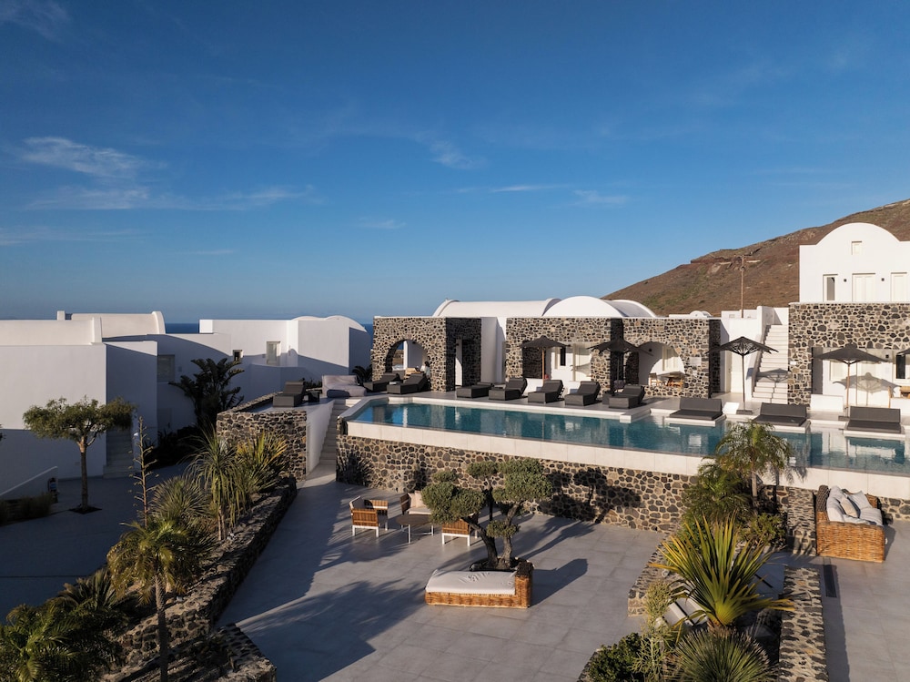 Secret View Hotel — Swimming pool in Oia, South Aegean
