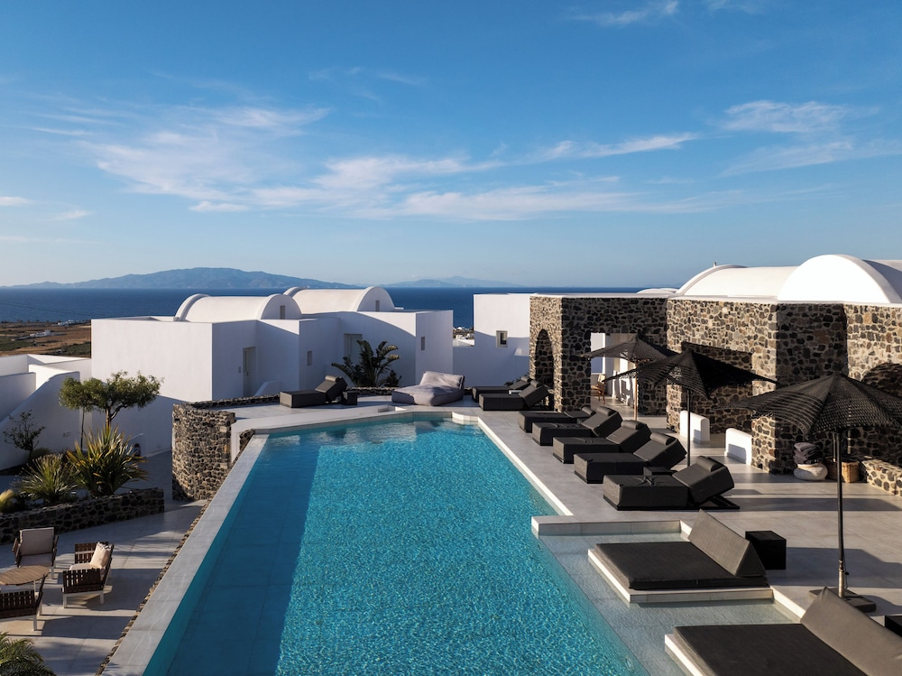 Secret View Hotel — Swimming pool in Oia, South Aegean