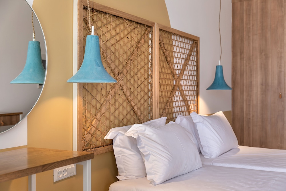 Secret View Hotel — Hotel rooms in Oia, South Aegean