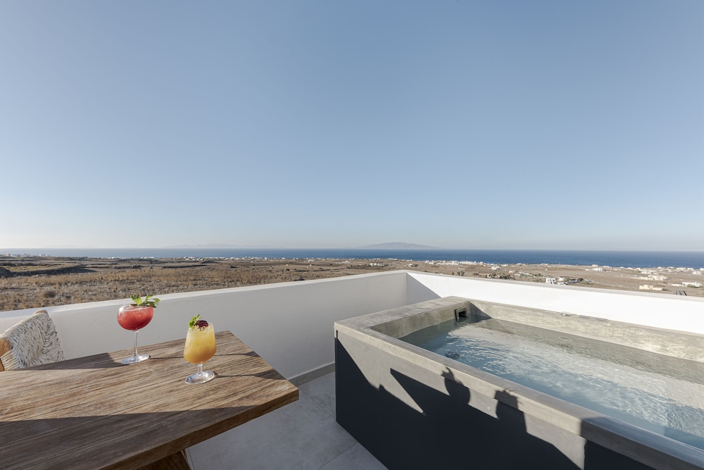 Secret View Hotel — Swimming pool in Oia, South Aegean