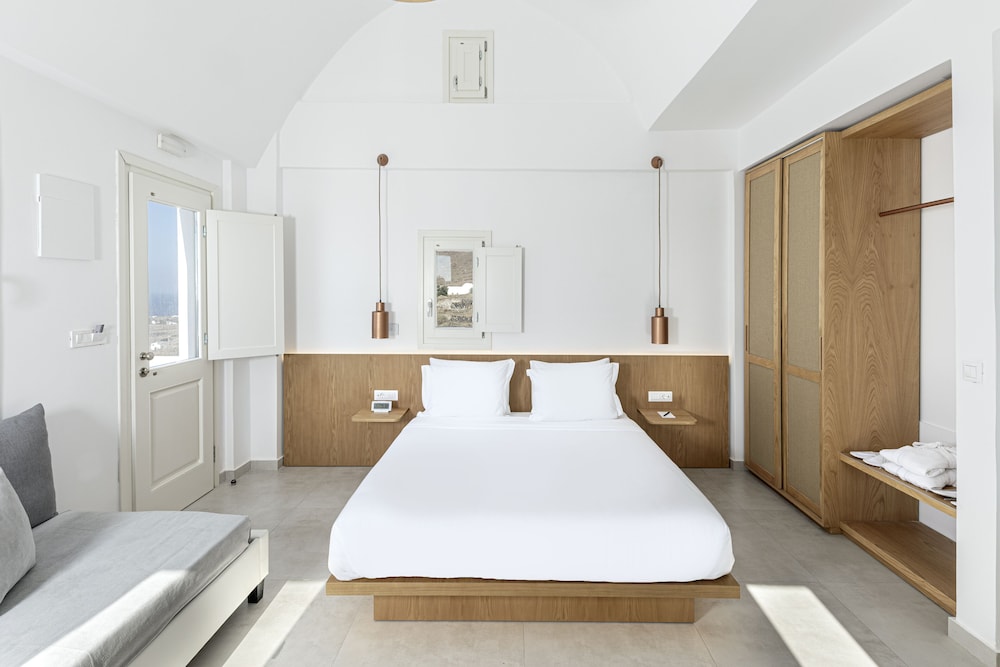 Secret View Hotel — Hotel rooms in Oia, South Aegean