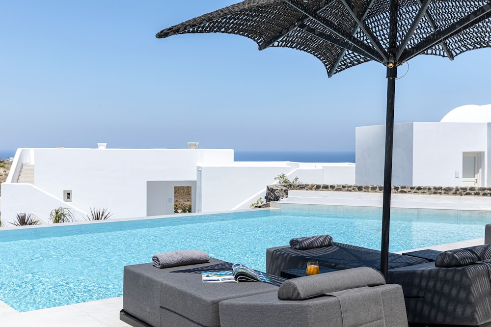 Secret View Hotel — Swimming pool in Oia, South Aegean