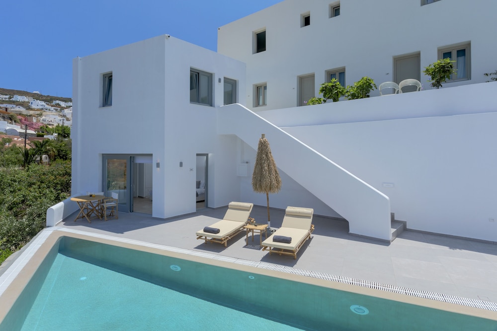 Secret View Hotel — Swimming pool in Oia, South Aegean