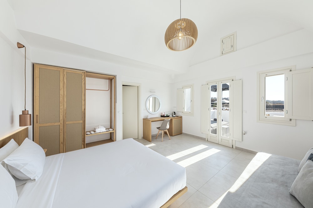 Secret View Hotel — Hotel rooms in Oia, South Aegean