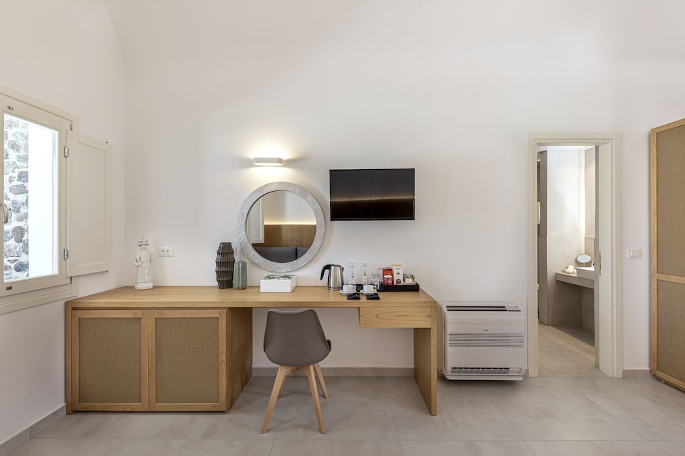 Secret View Hotel — Hotel rooms in Oia, South Aegean