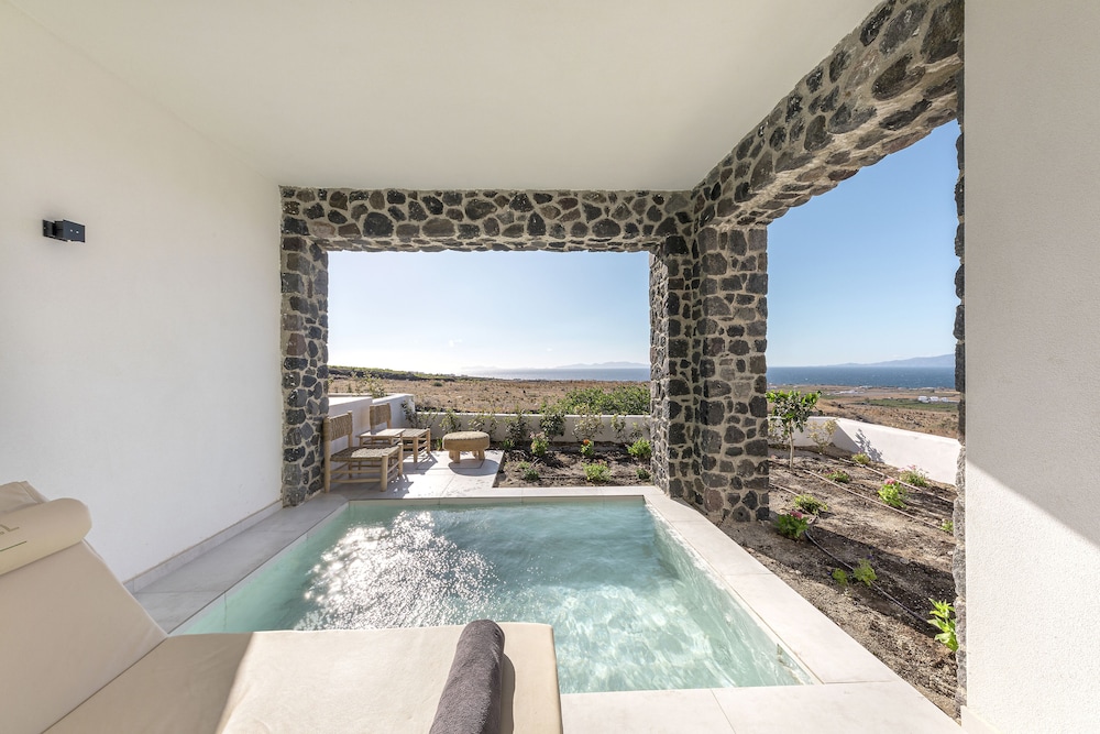 Secret View Hotel — Swimming pool in Oia, South Aegean