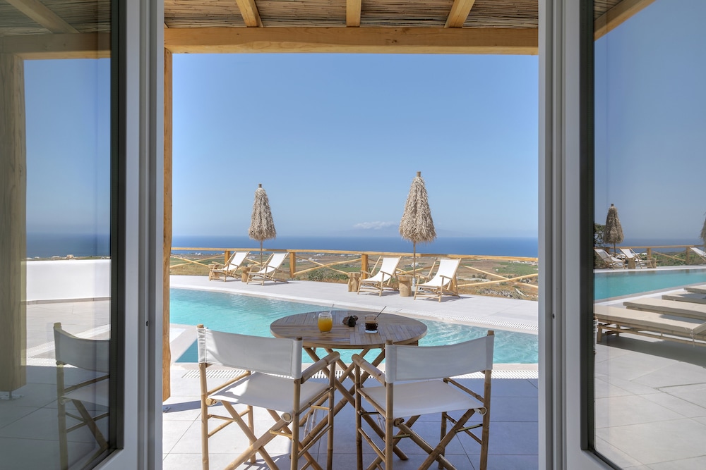 Secret View Hotel — Swimming pool in Oia, South Aegean