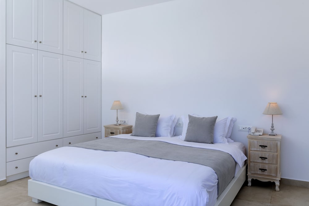 Secret View Hotel — Hotel rooms in Oia, South Aegean