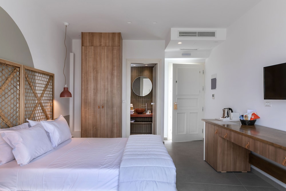 Secret View Hotel — Hotel rooms in Oia, South Aegean