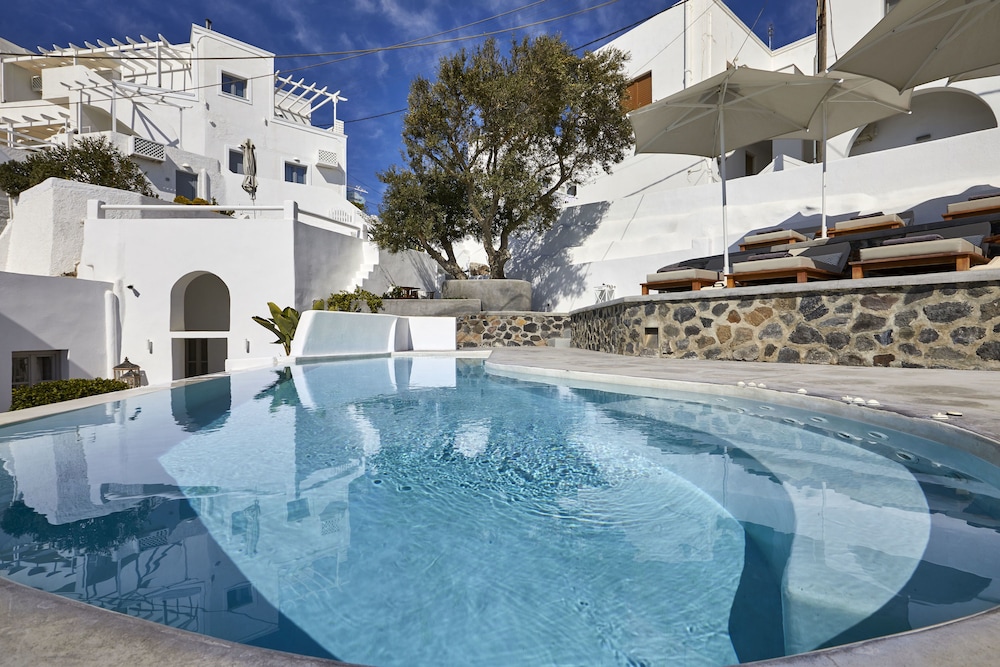 Senses Suites — Swimming pool in Imerovigli, South Aegean