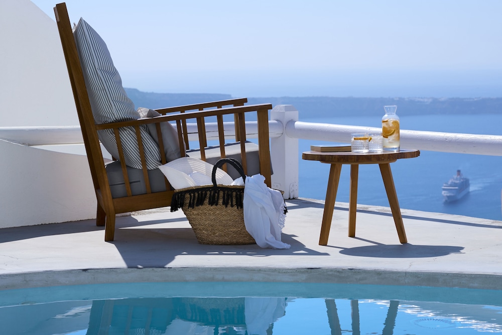 Senses Suites — Swimming pool in Imerovigli, South Aegean