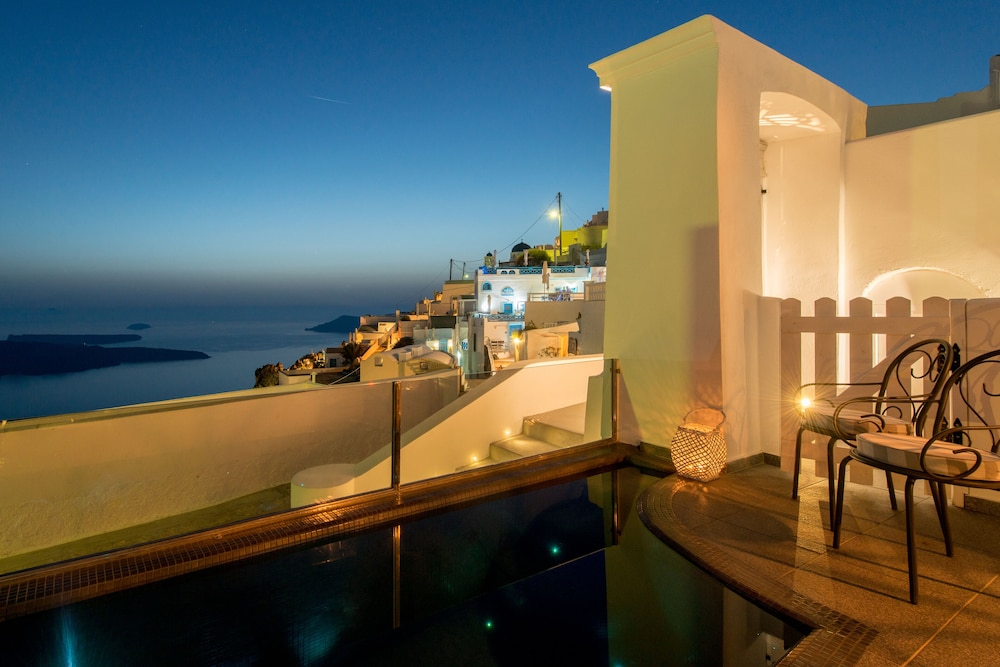 Senses Suites — Swimming pool in Imerovigli, South Aegean