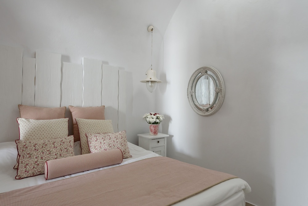 Senses Suites — Hotel rooms in Imerovigli, South Aegean
