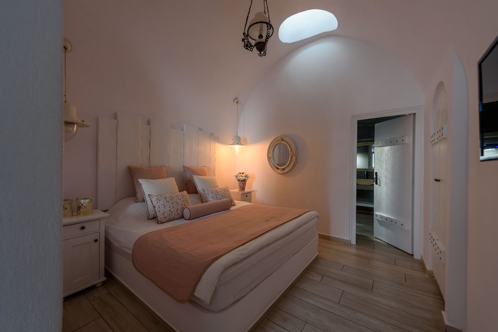 Senses Suites — Hotel rooms in Imerovigli, South Aegean