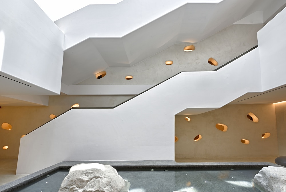 Aeonic Suites and Spa — Hotel building in Ornos, South Aegean