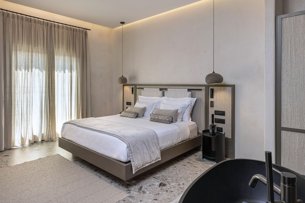 Aeonic Suites and Spa — Hotel rooms in Ornos, South Aegean