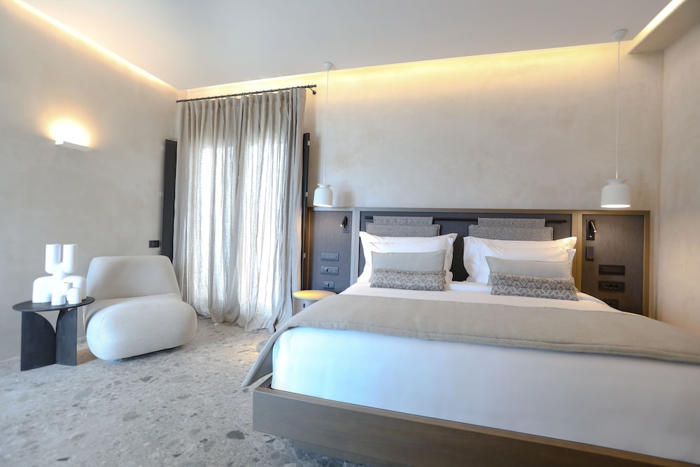 Aeonic Suites and Spa — Hotel rooms in Ornos, South Aegean