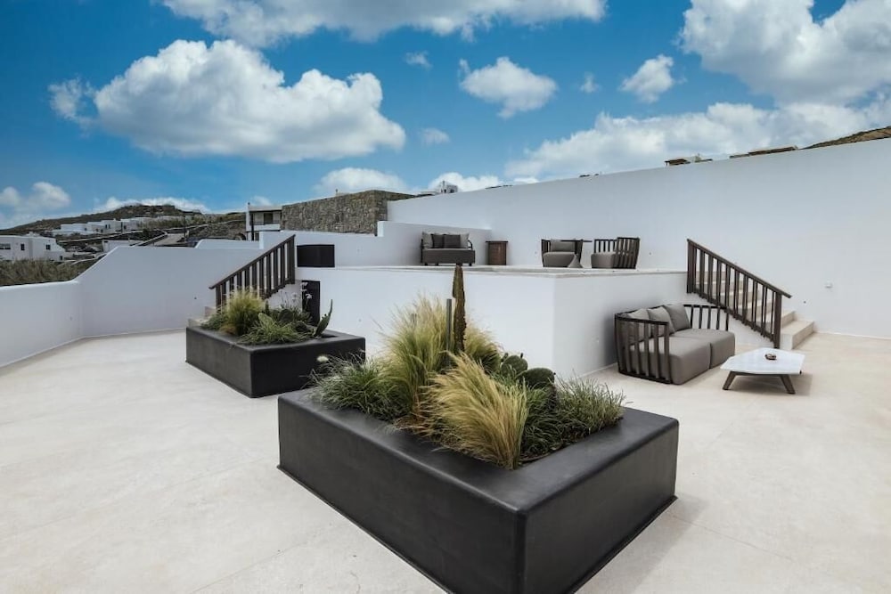 Aeonic Suites and Spa — Hotel building in Ornos, South Aegean