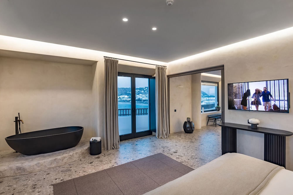 Aeonic Suites and Spa — Hotel rooms in Ornos, South Aegean