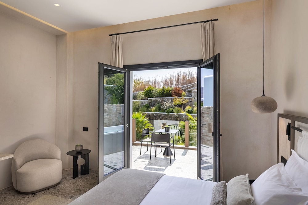 Aeonic Suites and Spa — Hotel rooms in Ornos, South Aegean