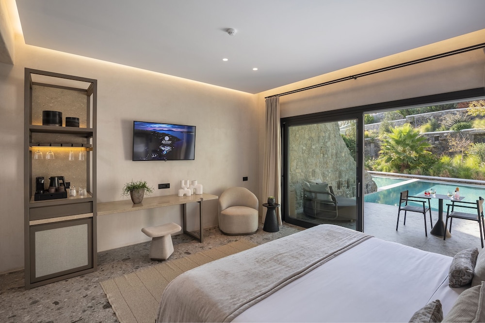 Aeonic Suites and Spa — Hotel rooms in Ornos, South Aegean