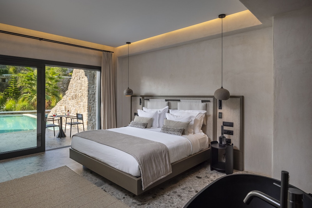 Aeonic Suites and Spa — Hotel rooms in Ornos, South Aegean
