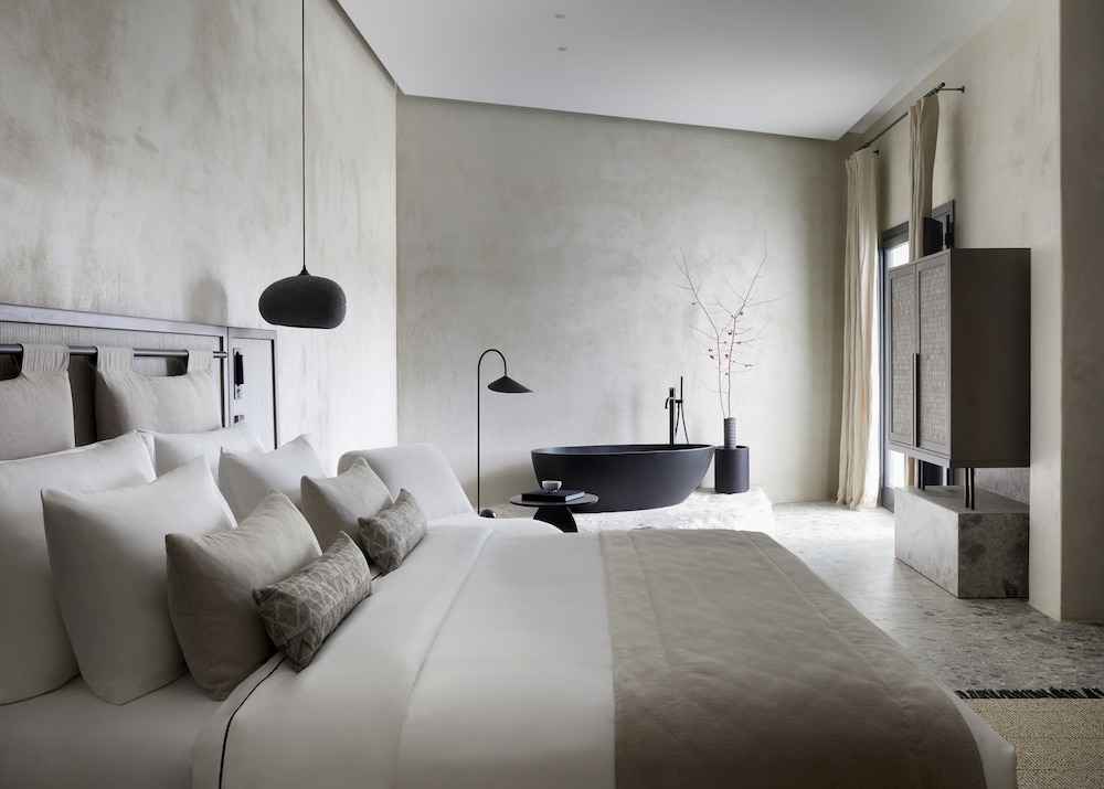 Aeonic Suites and Spa — Hotel rooms in Ornos, South Aegean