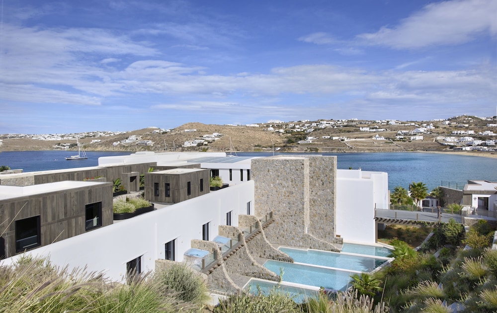 Aeonic Suites and Spa — Hotel building in Ornos, South Aegean