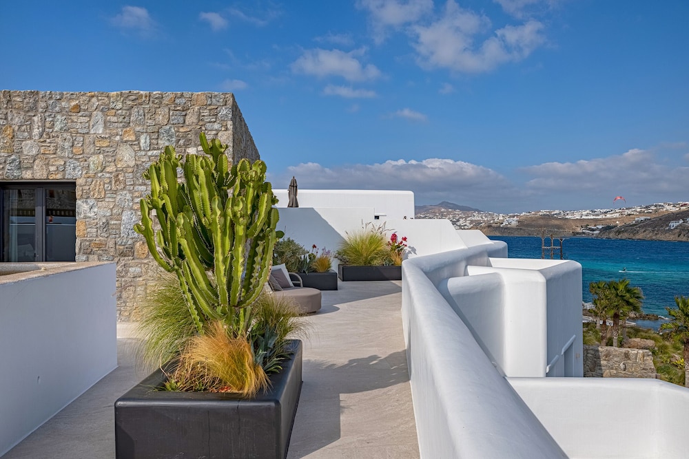 Aeonic Suites and Spa — Hotel building in Ornos, South Aegean