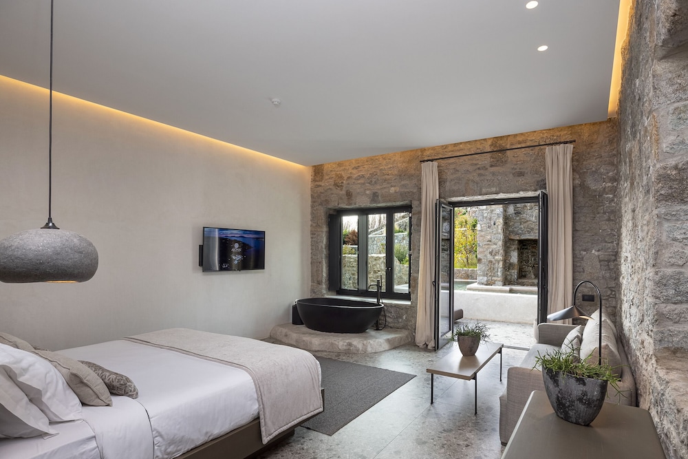Aeonic Suites and Spa — Hotel rooms in Ornos, South Aegean