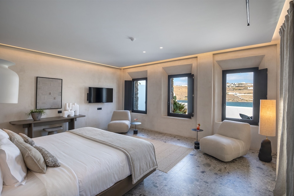 Aeonic Suites and Spa — Hotel rooms in Ornos, South Aegean