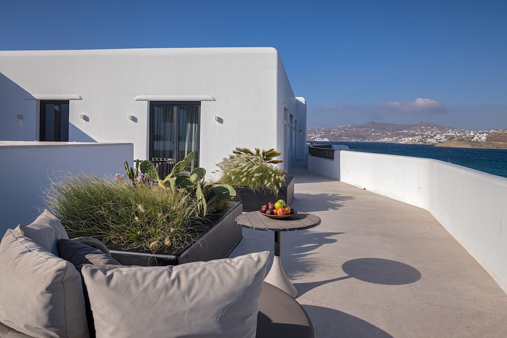 Aeonic Suites and Spa — Hotel building in Ornos, South Aegean
