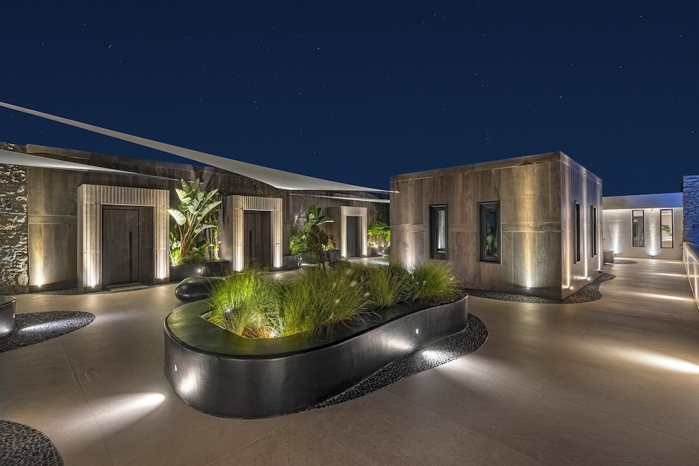 Aeonic Suites and Spa — Hotel building in Ornos, South Aegean