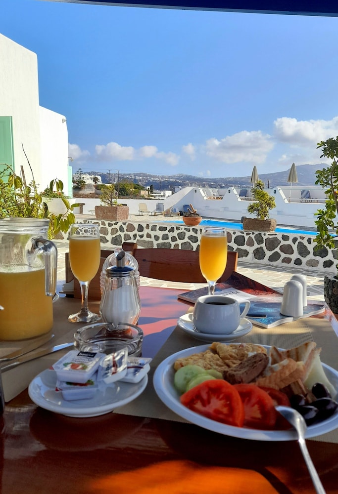 Adamastos — Restaurant & bars in Akrotiri, South Aegean